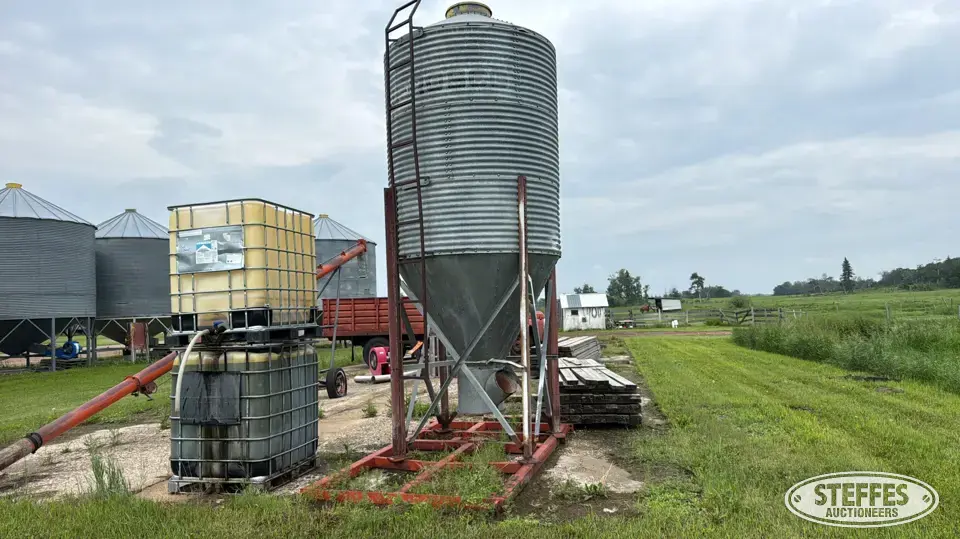 1980 Westeel-Rosco hopper bin