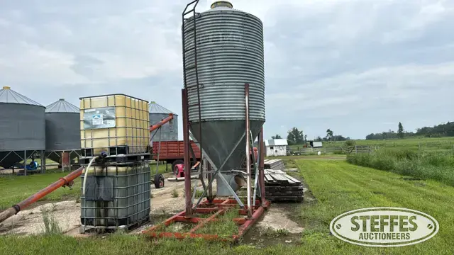 1980 Westeel-Rosco hopper bin