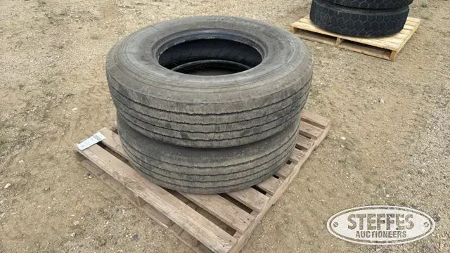 (2) Michelin Pilote XZA 315/80R22.5 tires