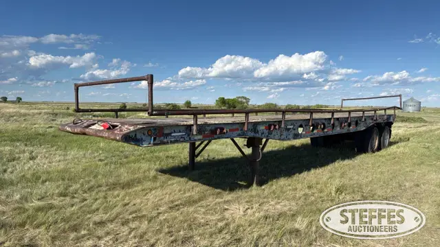 Tandem axle flatbed trailer