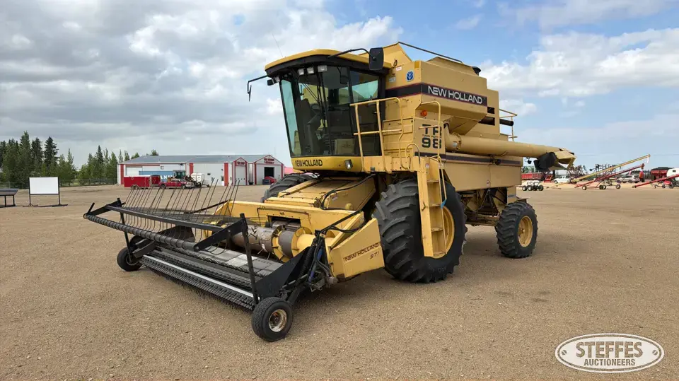 1996 New Holland TR98 Combine