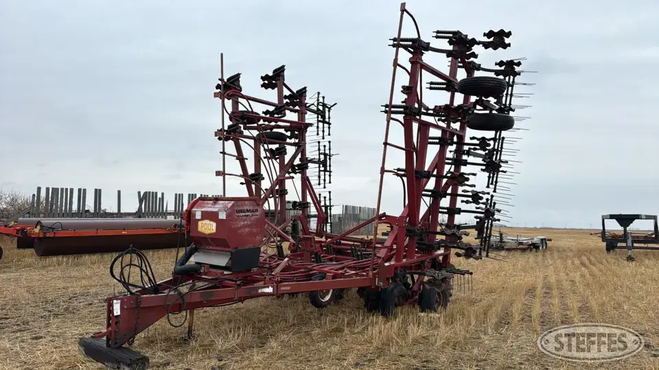 Case IH 5600 Chisel Plow