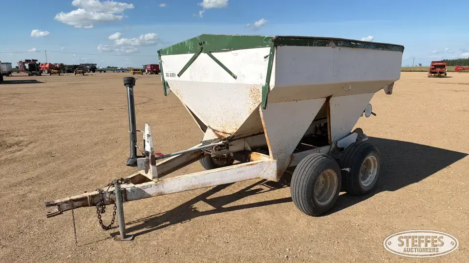 Pull-type tandem axle dry spreader Pull-Type Dry Spreader