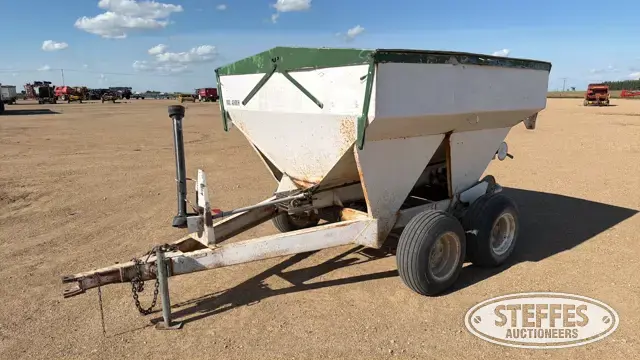 Pull-type tandem axle dry spreader