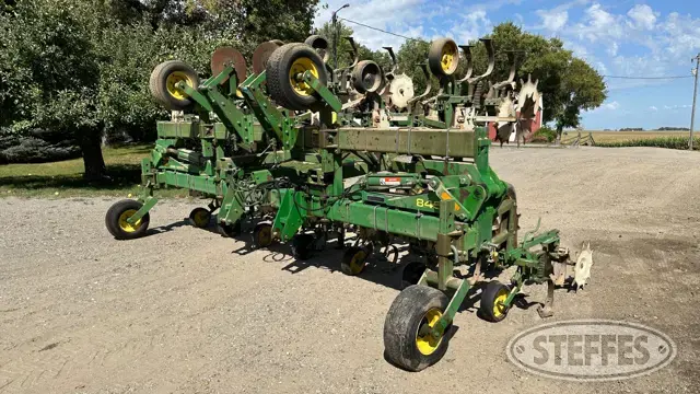 John Deere 845
