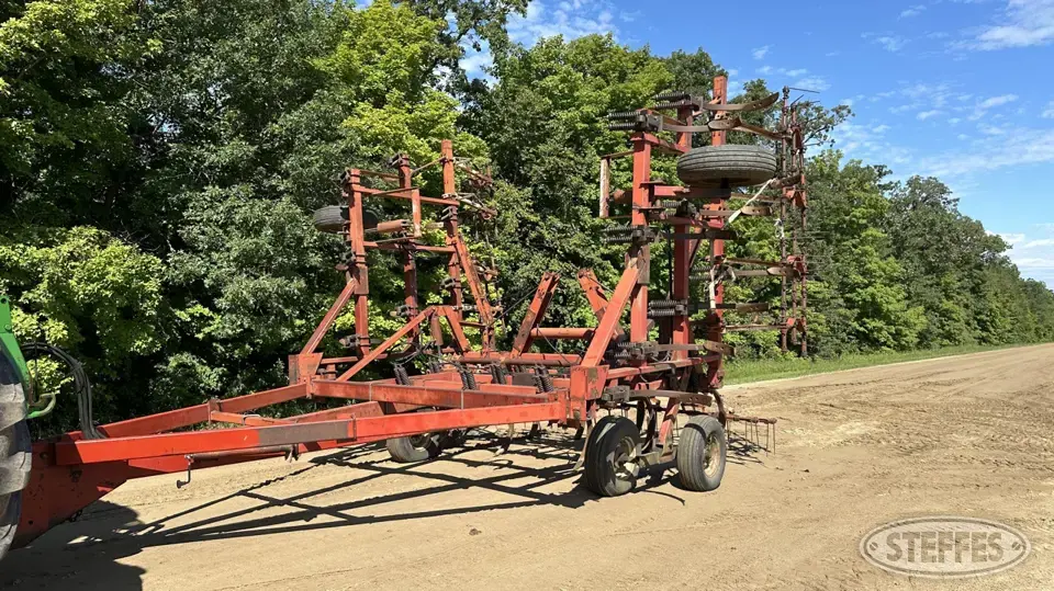 International 5500 Chisel Plow