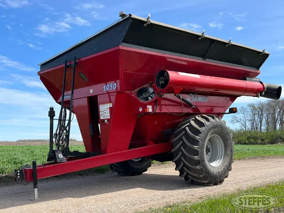 2011 Demco 1050 Grain Cart