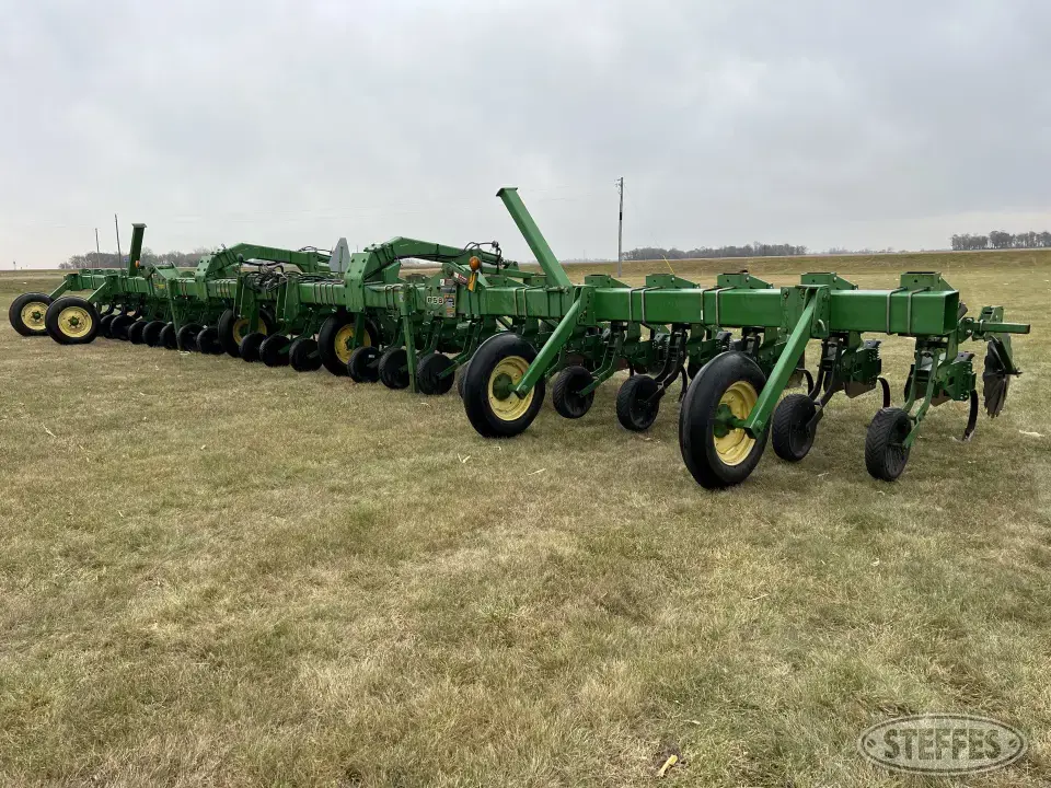 1997 John Deere 856 Row Crop Cultivator
