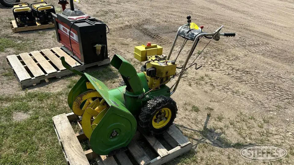 John Deere 726 Self-Propelled Snowblower