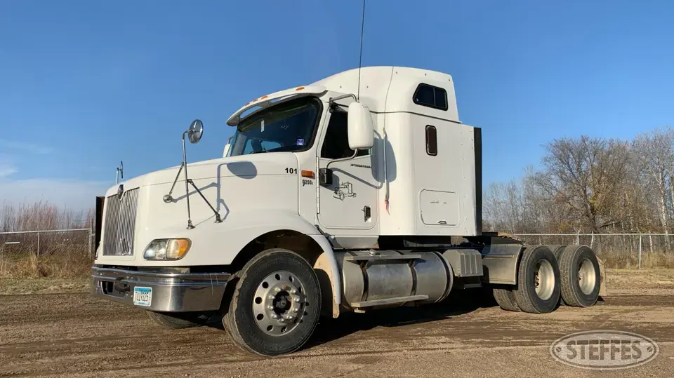 2004 International 9200i Conventional Truck with Sleeper