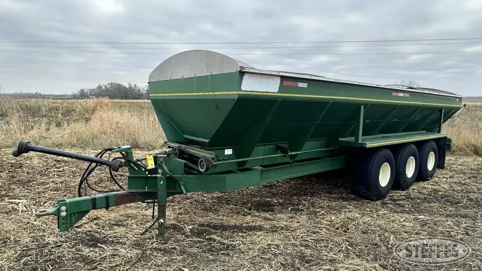 Chandler Pull-Type Dry Spreader