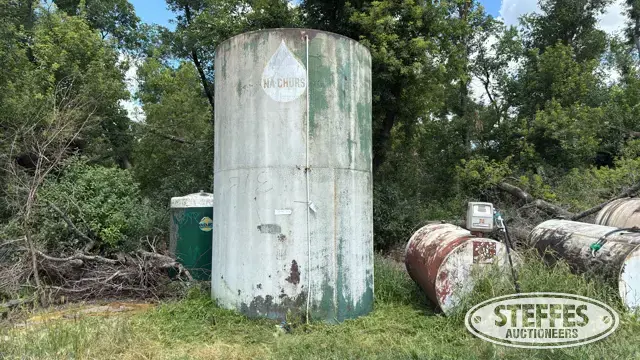 Approx. 5,500 gal. liquid fertilizer tank