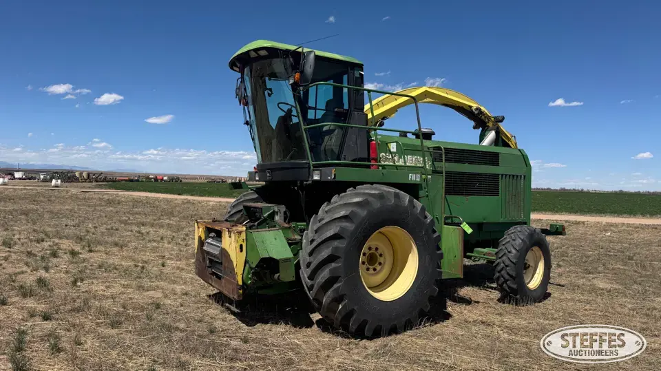 1998 John Deere 6850 Self-Propelled Harvester