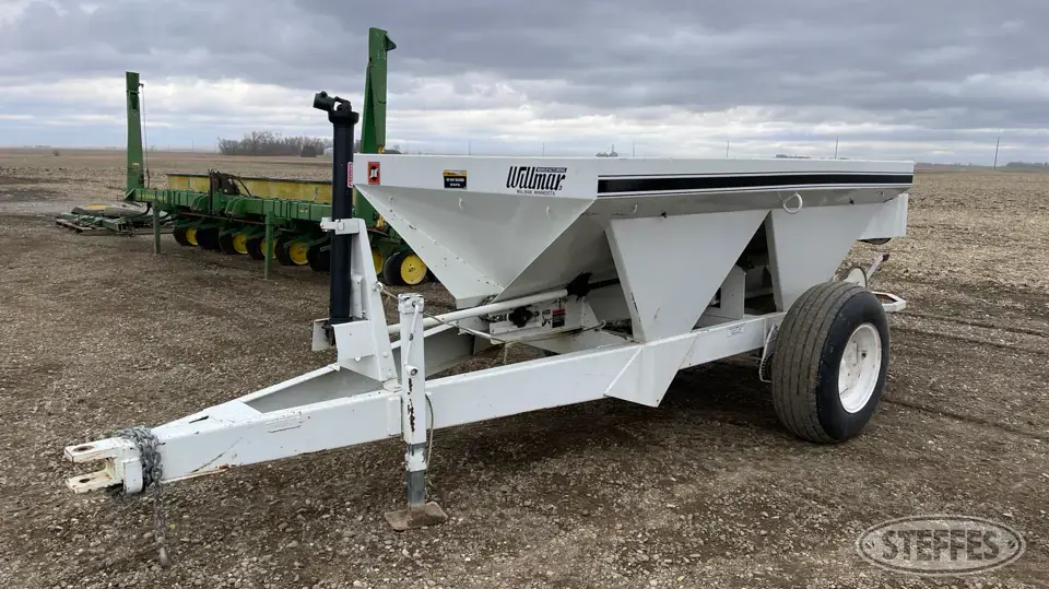 Willmar Pull-Type Dry Spreader