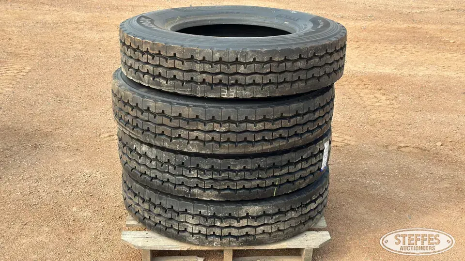 (4) 11R24.5 tires Truck Tire