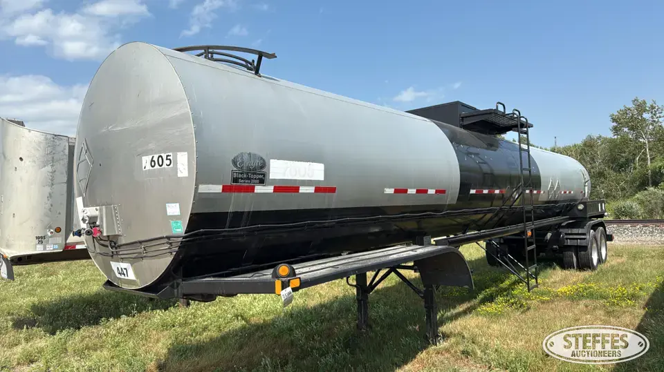 1999 E.D. Etnyre & CO CT-1040 Black Topper 2000 Series Tank Trailer