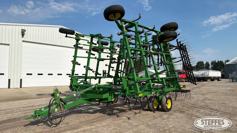 2014 John Deere 2210L Field Cultivator