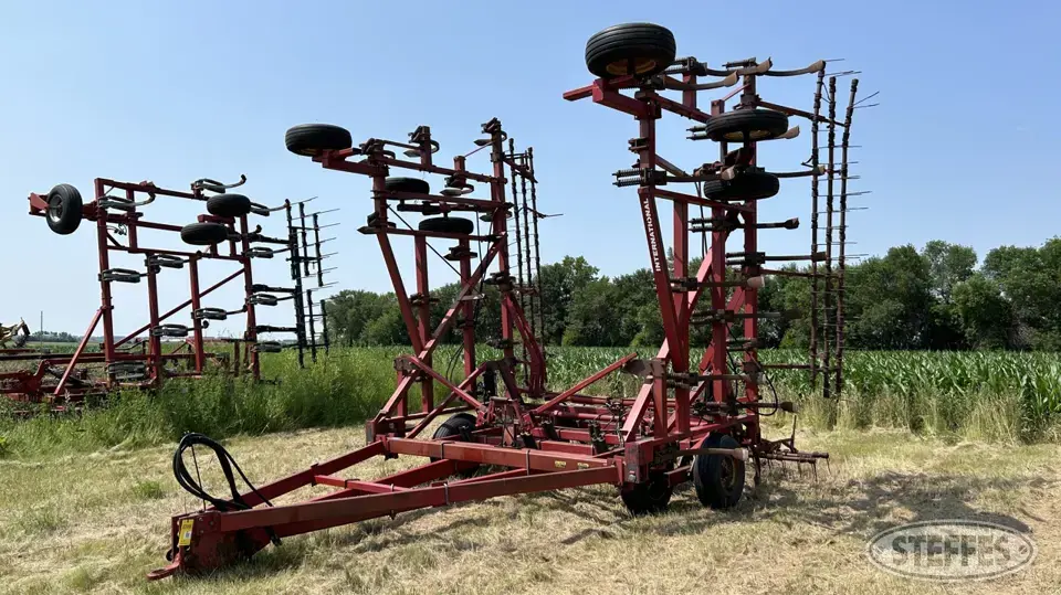 International 5500 Chisel Plow
