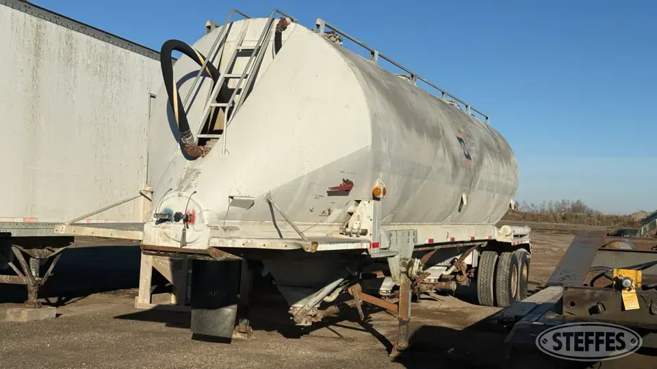 1979 Clough Equipment Company 1,200 cu. ft. Pneumatic Trailer