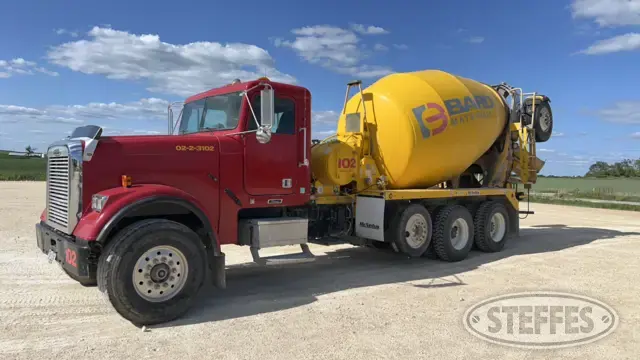 2002 Freightliner FLD120 Classic