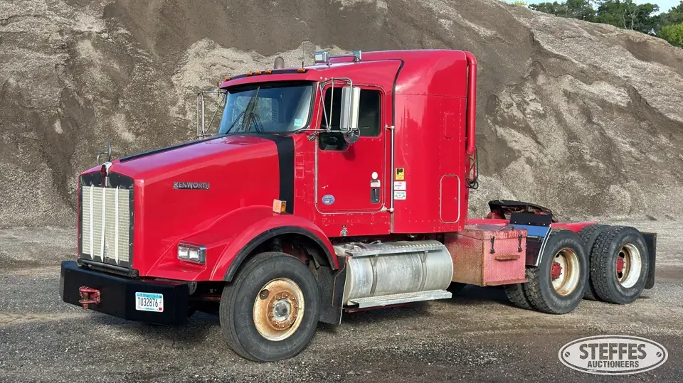 2012 Kenworth T800 Conventional Truck with Sleeper