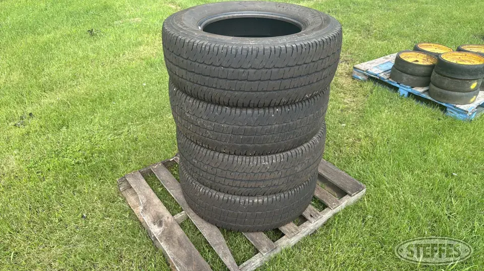 (4) Michelin LT275/70R18 tires Passenger-Light Truck Tire