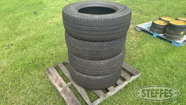 (4) Michelin LT275/70R18 tires