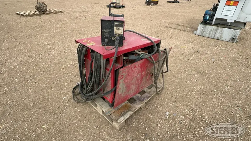 Lincoln Electric DC-600 Welding