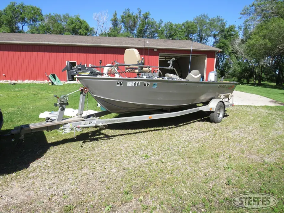 2004 Crestliner Canadian 18 Boat