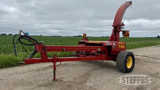 New Holland 790