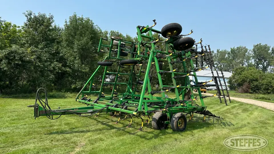John Deere 960 Field Cultivator