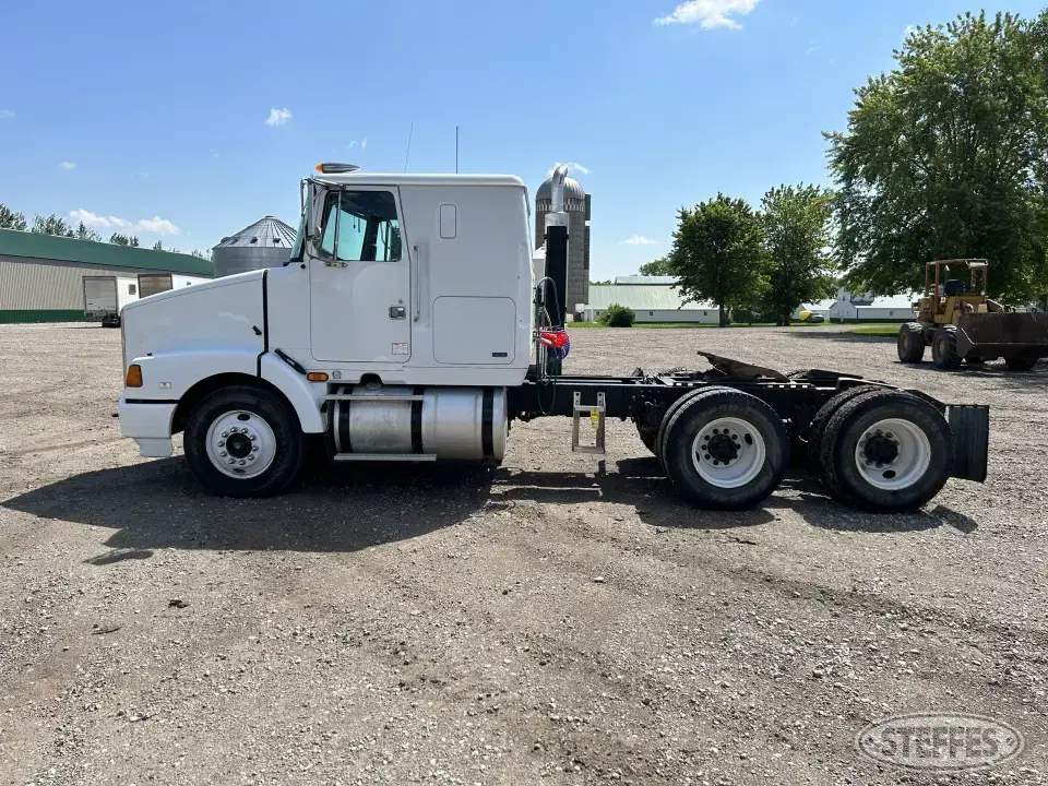1995 Volvo WIA64T Conventional Truck with Sleeper