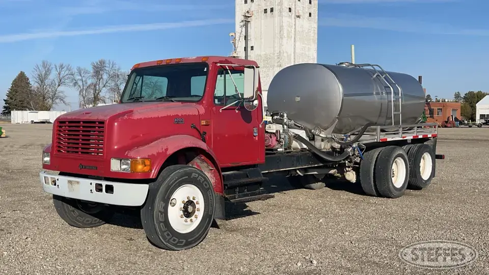2001 International 4700 Tender Truck
