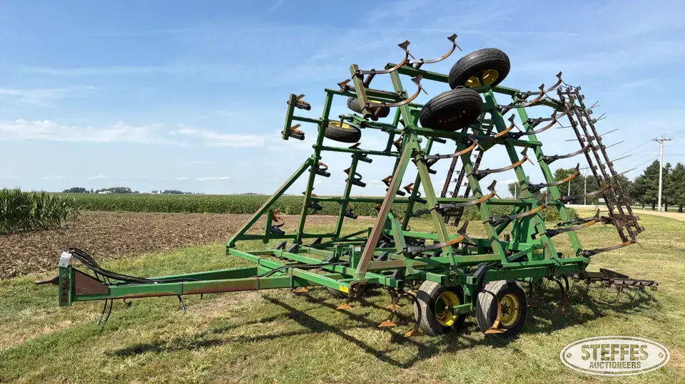 John Deere 960 Field Cultivator