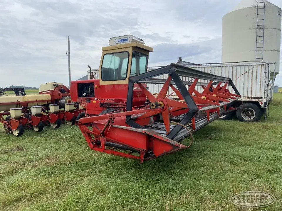 1977 Versatile 400 Self-Propelled Swather