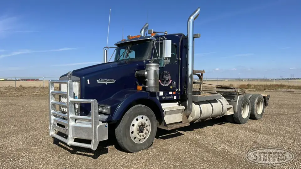 2005 Kenworth T800B Conventional Truck without Sleeper