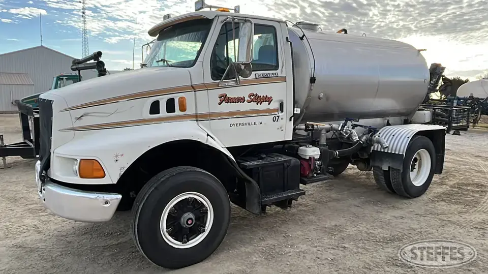 1997 Ford 7528L Tender Truck