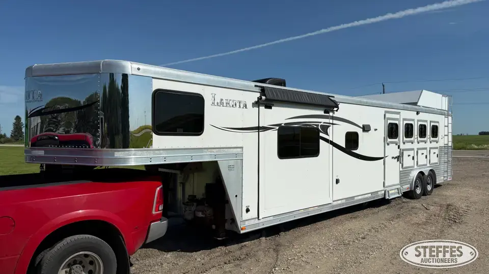 2015 Lakota Charger Edition Gooseneck Livestock Trailer