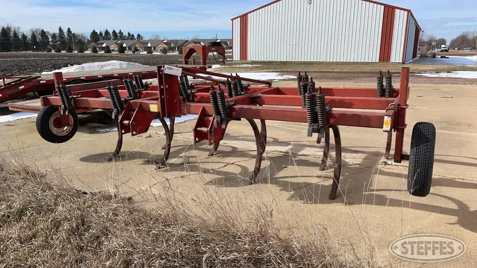 International 5500 Chisel Plow
