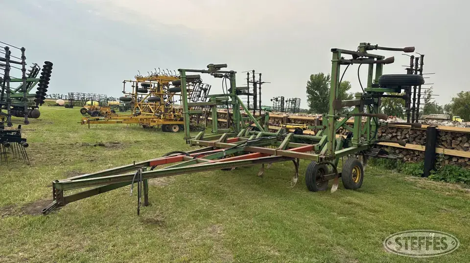 John Deere 1600 Chisel Plow