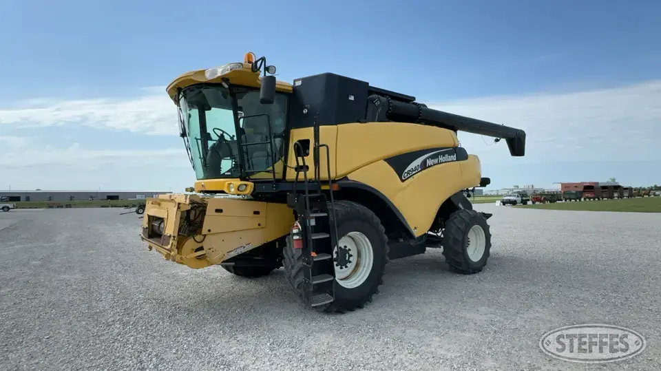 2006 New Holland CR940 Combine