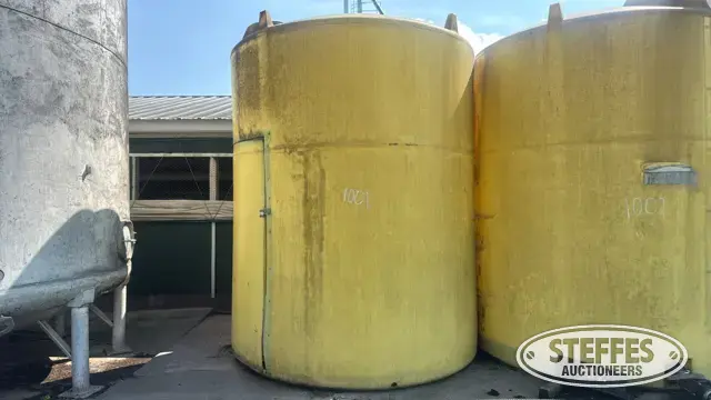 Vertical poly storage tank