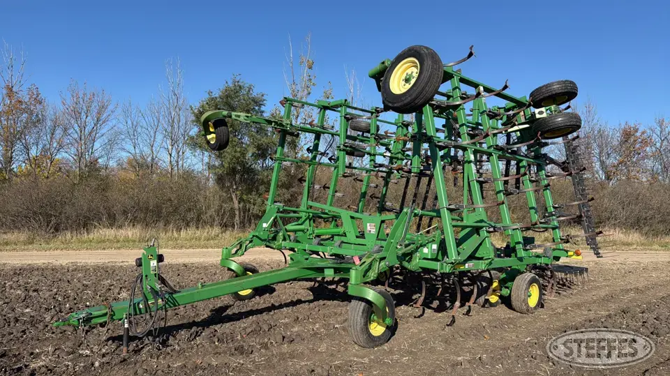 John Deere 2210 Field Cultivator