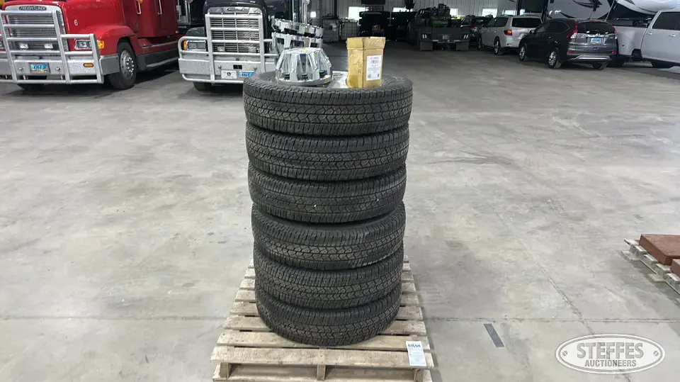 (6) Michelin Primacy XC LT235/80R18 tires Passenger-Light Truck Tire