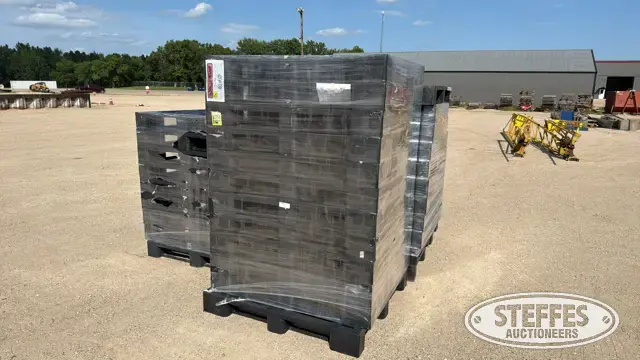 (31) poly pallets