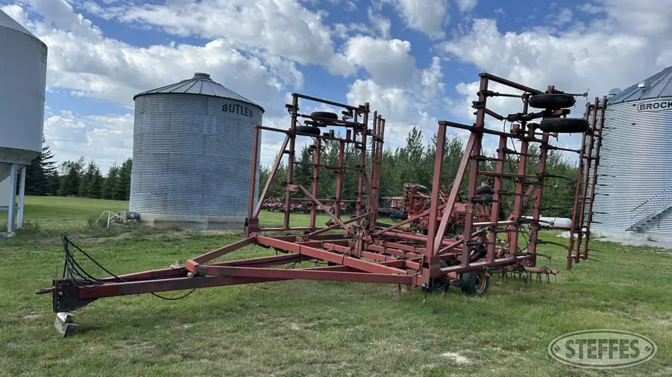 International 4700 VibraTiller Field Cultivator