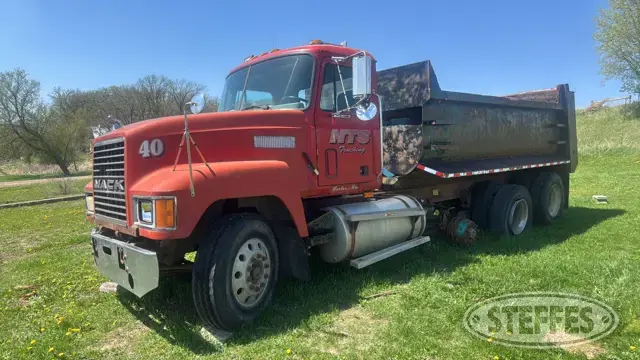 1996 Mack CH613