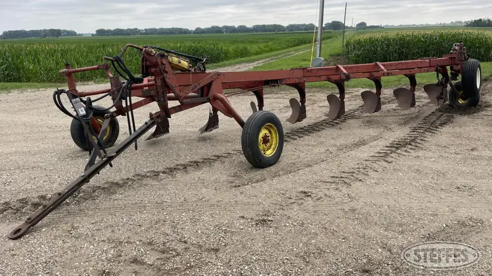 International 700 Plow