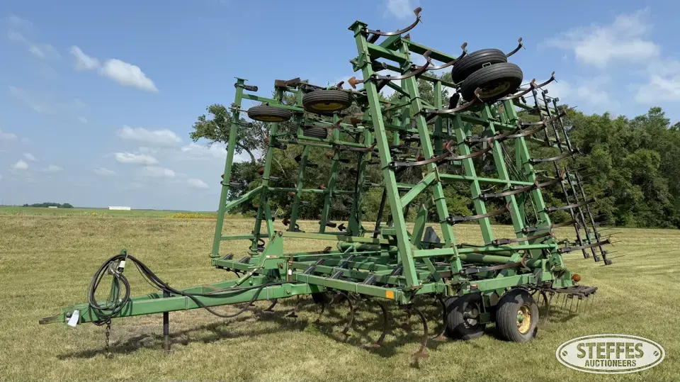 John Deere 985 Field Cultivator