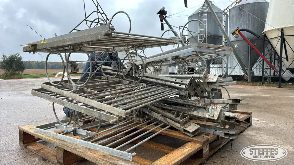 (10) J&D Manufacturing stall fronts Farm Support Item